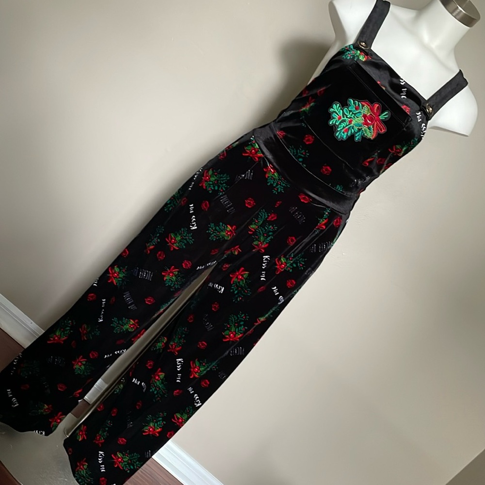 XHILARATION Mistletoe on Black Bibs